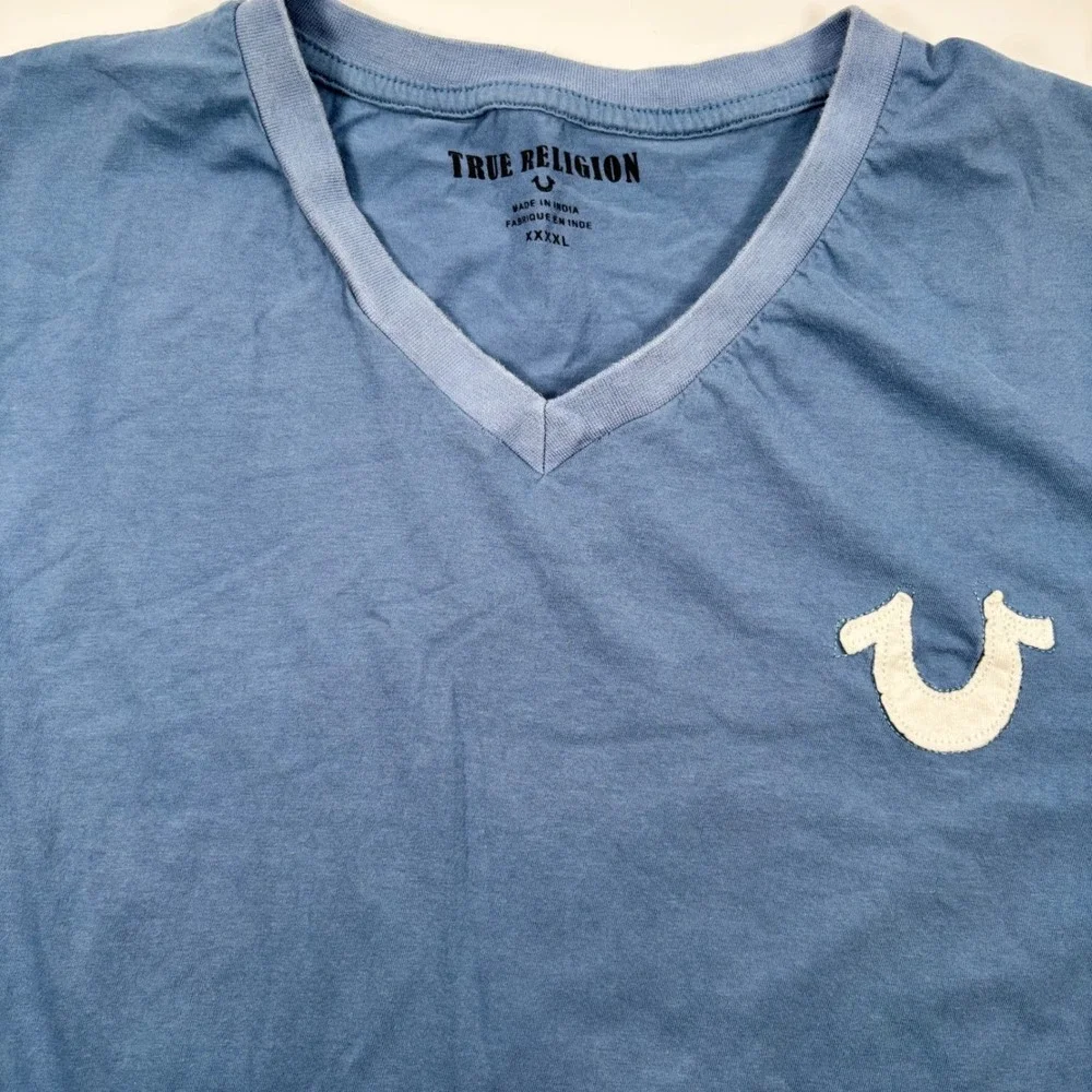 True Religion Mens XL V-Neck T-Shirt Blue Graphic Back Horseshoe Logo Patch